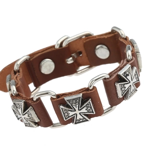 Bracelet punk en cuir marron avec des emblèmes de croix de Malte argentés sur fond blanc