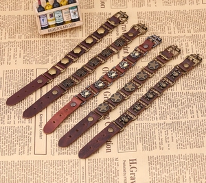 Lot de cinq bracelets punk en cuir vintage avec rivets métalliques et crânes sur fond rétro