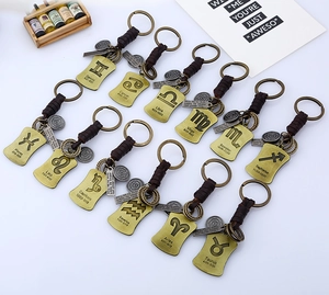 Détail de 12 porte-clés zodiaque vintage avec cordons en cuir et métal bronze