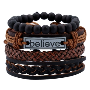 Détail d'un ensemble de bracelets en cuir pour hommes avec plaque gravée believe