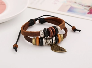 Détail du bracelet vintage en cuir avec pendentif coeur gravé Don't forget me