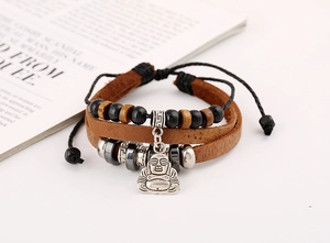 Detailansicht eines mehrlagigen Lederarmbands mit Holzperlen und einem Buddha-Anhänger