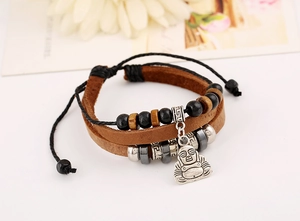 Detailansicht eines mehrlagigen Lederarmbands mit Perlen und silbernem Buddha-Anhänger