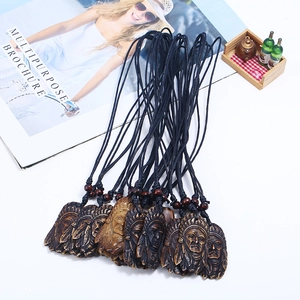 Colliers ethniques pendentif chef indien avec perles en bois sur cordon noir