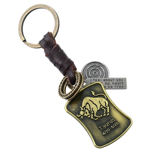 Détail d'un porte-clés zodiaque Taureau vintage avec bouclier en relief et cuir tressé