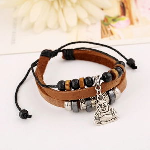 Mehrlagiges Lederarmband mit Holzperlen und silbernem Buddha-Anhänger auf weißem Grund