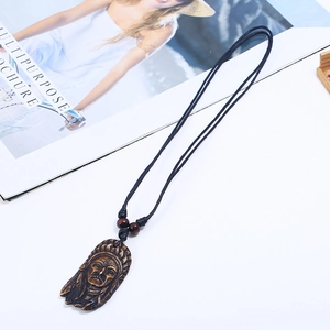 Collier vintage en résine avec pendentif indien et cordon noir réglable à perles