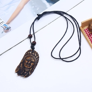 Collier vintage avec pendentif chef indien sculpté et cordon tressé noir