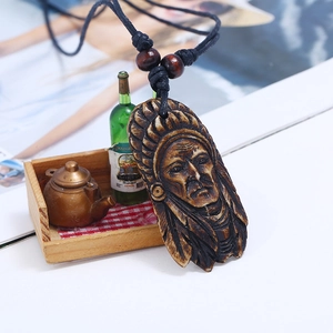 Collier avec pendentif tête de chef indien rétro sculpté et cordon noir tressé