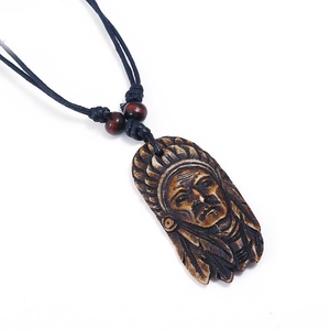Collier Pendentif Chef Indien Vintage Homme Ethnique Résine Sculptée Cordon de Cire Noir Avec Perles de Bois Bijoux Bohème