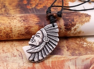 Gros plan du pendentif chef indien avec cordon ciré noir et perles en bois