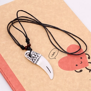 Collier ethnique rétro avec pendentif en résine en forme de dent et perles en bois sur cordon