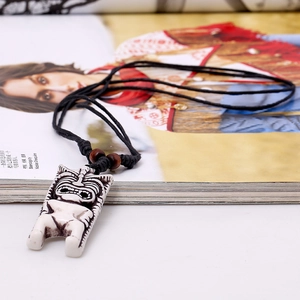 Pendentif tiki de style tribal en résine blanche sur collier en cordon tressé noir