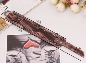 Détail d'un bracelet punk en cuir marron avec rivets argentés et mesures indiquées