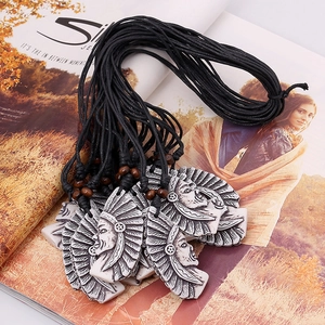 Collier ethnique chef amérindien avec pendentif en résine et perles de bois brun