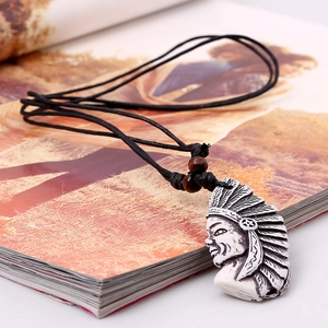 Collier pendentif tête de chef indien vintage avec plumes et cordon tressé
