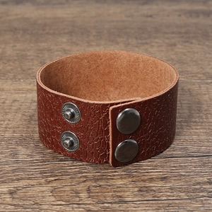 Bracelet large en cuir marron rétro avec texture craquelée et quatre boutons pressions