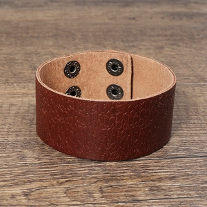 Bracelet large en cuir marron foncé avec texture vintage et quatre boutons-pression