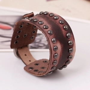 Bracelet large en cuir marron style rock vintage avec rivets métalliques et boucle