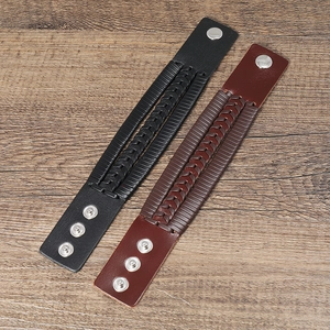 Détail de bracelets en cuir tressé pour hommes avec trois boutons-pression réglables