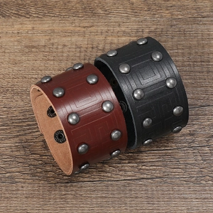 Bracciali larghi in pelle stile punk con rivetti metallici e motivi geometrici neri e marroni