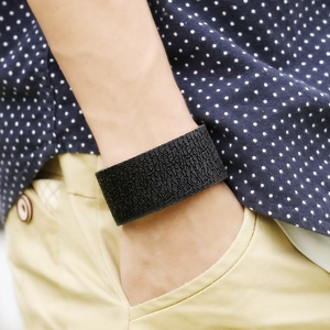 Bracelet large en cuir noir pour homme avec texture vintage et style décontracté
