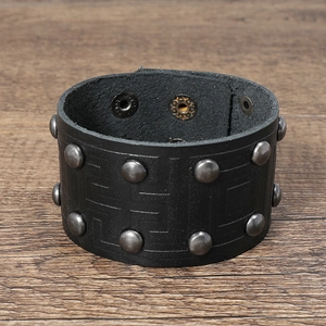 Vista macro del bracciale largo in pelle nera con due file di borchie vintage argento