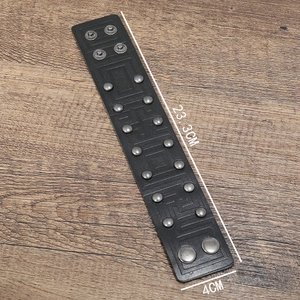 Dettaglio bracciale punk largo in pelle nera con doppia fila di rivetti argentati e bottoni a pressione