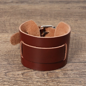 Vue détaillée d'un bracelet en cuir marron rétro avec boucle en métal réglable