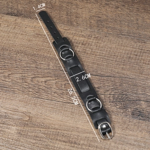 Dettaglio del bracciale punk in pelle nera con misure e anelli in metallo argento