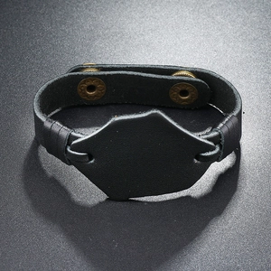 Dettaglio del bracciale in pelle intrecciata vintage con bottoni automatici in bronzo e fibbia