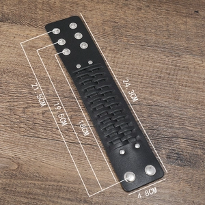 Vue détaillée du bracelet large en cuir noir réglable avec mesures de taille en centimètres