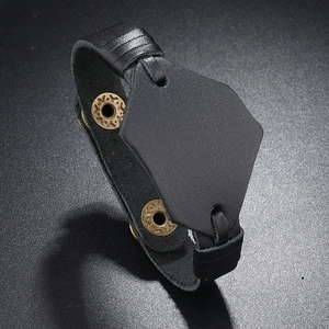 Dettaglio dei bottoni automatici regolabili sul bracciale in pelle nera retrò