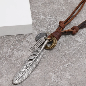 Vintage-Lederhalskette mit großem Silberfederanhänger und graviertem Charm für Herren