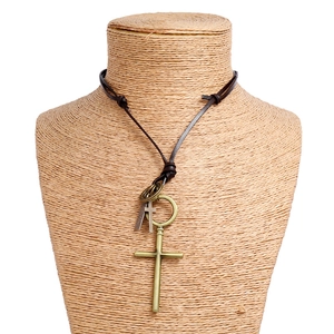 Collana lunga retrò in pelle marrone con ciondoli a croce in bronzo su busto da collo
