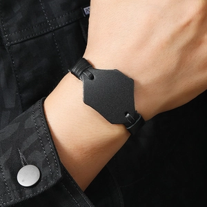 Bracciale da uomo in pelle nera intrecciata vintage, indossato al polso in stile punk
