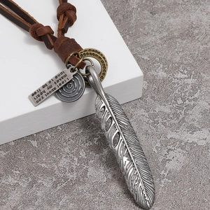 Verstellbare braune Lederhalskette mit Silberfeder-Anhänger und metallischen Details