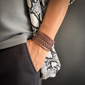 Bracciale retrò largo in pelle marrone intrecciata da uomo con design vintage a griglia