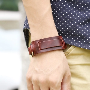Bracciale multistrato in pelle marrone stile punk rock da uomo indossato al polso