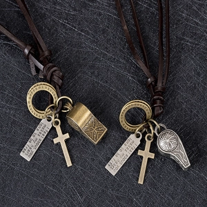Collana con fischietto in pelle retrò con croce e piastra incisa su sfondo nero
