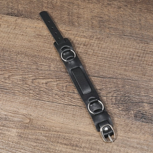 Bracciale multistrato in pelle nera con anelli metallici e fibbia regolabile