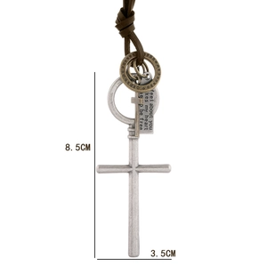 Collana con pendente a croce industriale vintage in argento spazzolato e cordino in cuoio