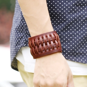 Bracelet homme vintage large en cuir tressé marron foncé avec un design texturé