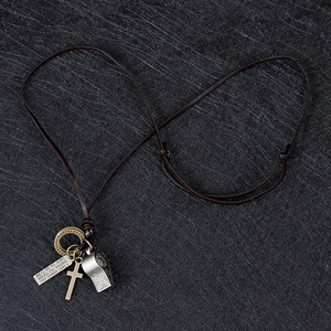 Collana retrò regolabile in pelle con croce vintage, fischietto e ciondoli da donna