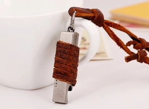 Détail du collier en cuir véritable vintage avec pendentif en métal argenté vieilli