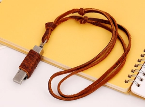 Gros plan détaillé d'un pendentif sifflet en cuir vintage sur un carnet ouvert