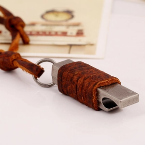 Collier avec pendentif sifflet rétro en cuir marron et finition en métal argenté