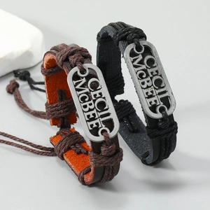 Bracelets en cuir tressé vintage faits main en noir et marron avec plaques en métal