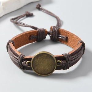 Detail eines handgewebten dunkelbraunen Lederarmbands mit runder DIY-Lünettenschale
