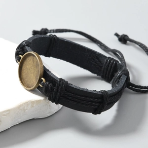 Nahaufnahme von handgewebtem schwarzem PU-Lederarmband mit Bronze DIY-Edelsteinbasis
